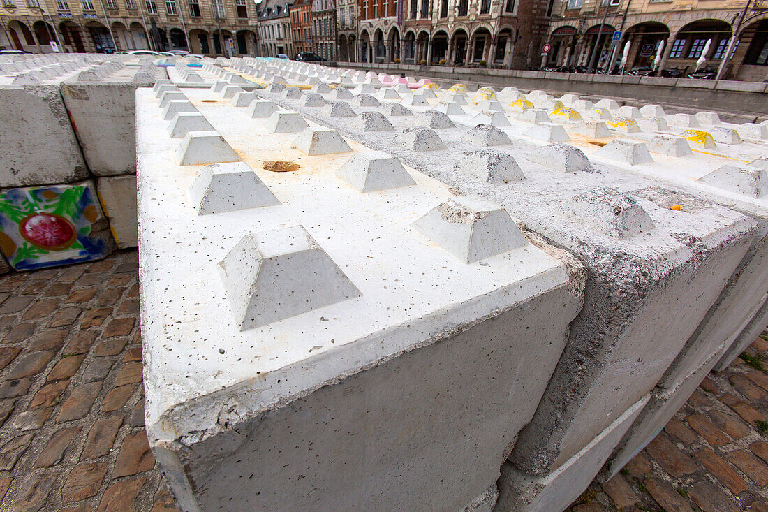 Concrete block stackable against terrorism