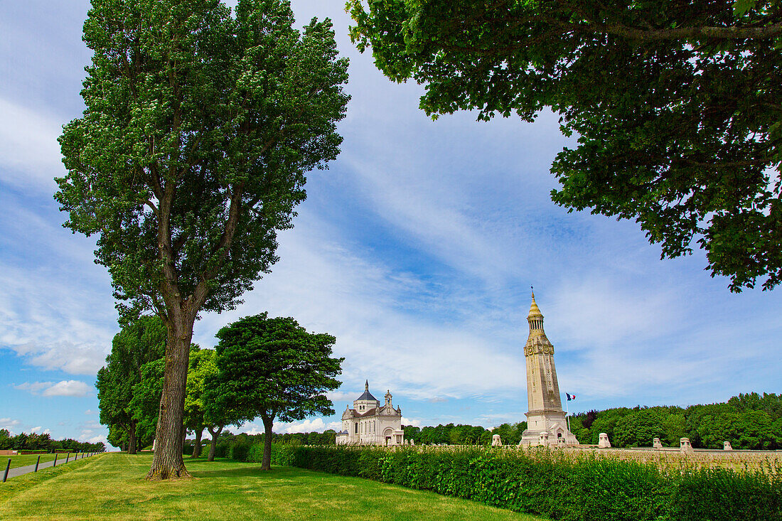 Frankreich,Hauts de France,Pas de Calais. WWII-Denkmal,Notre Dame de Lorette. Ablain saint nazaire