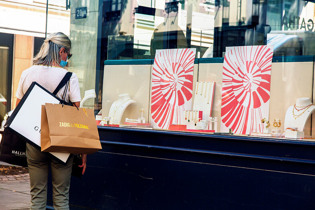 Deconfinement,Masked woman in front of a shop