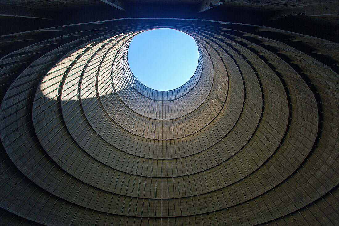 Europa,Belgien,Charleroi. Electrabel Kühlturm