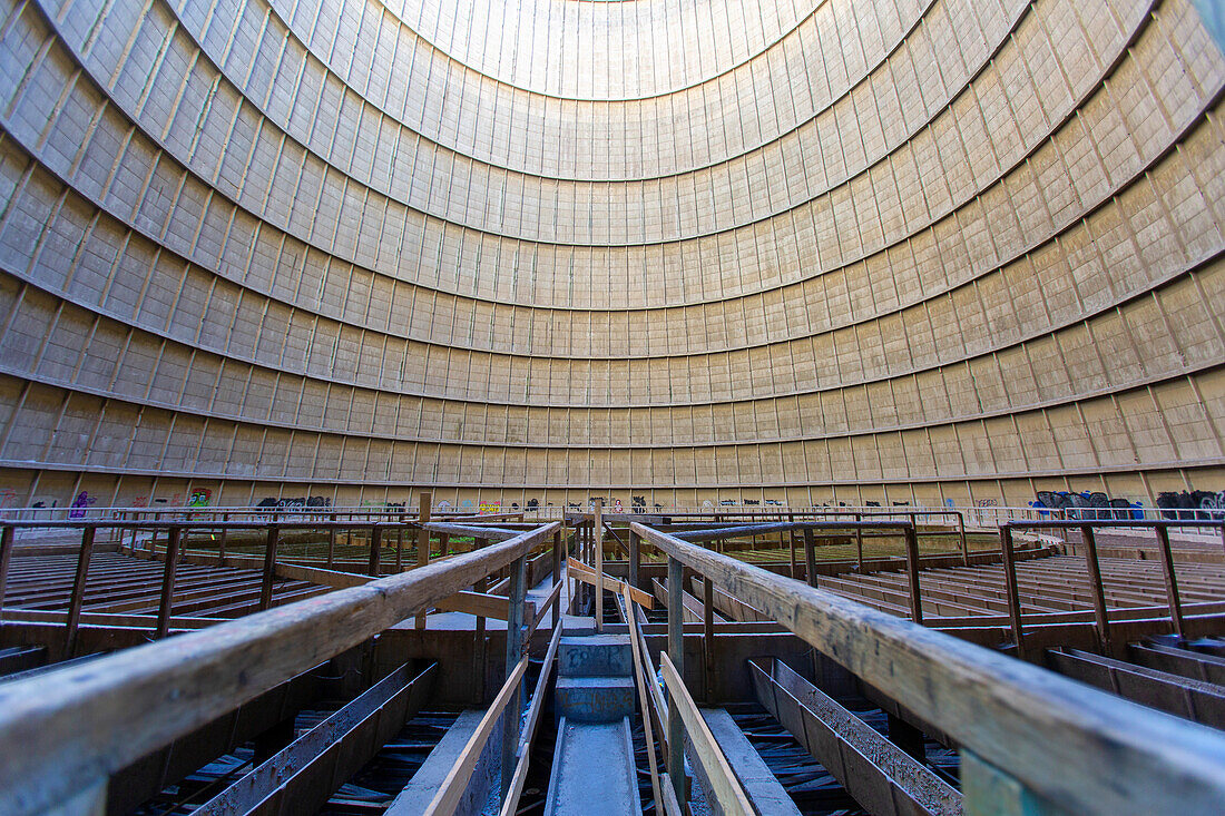 Europe,Belgique,Charleroi. Electrabel cooling tower