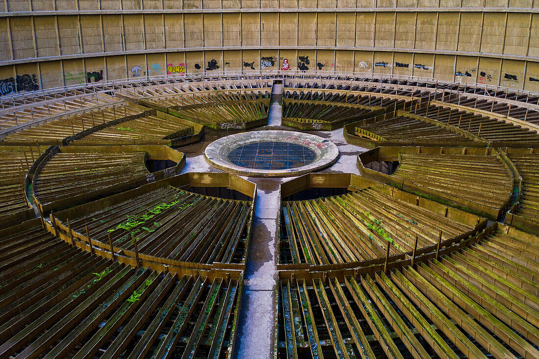 Europe,Belgique,Charleroi. Electrabel cooling tower