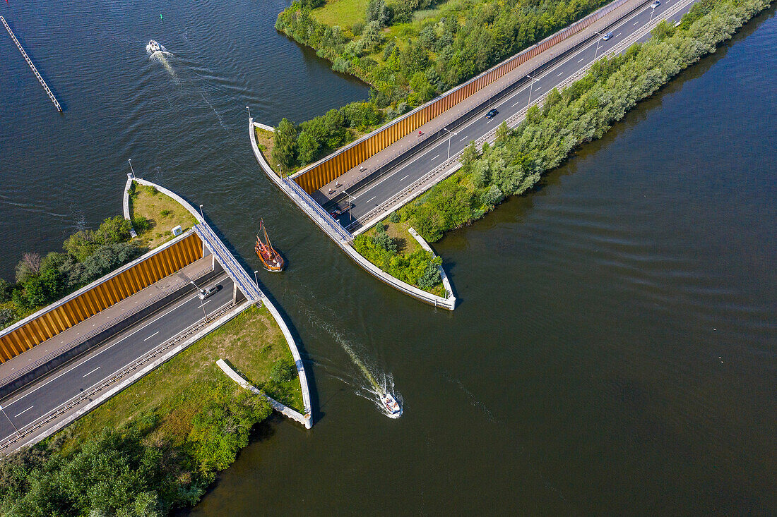 Europa,Niederlande. Harderwijk. Veluwemeer. Bootsbrücke. Aquädukt Wasserbrücke