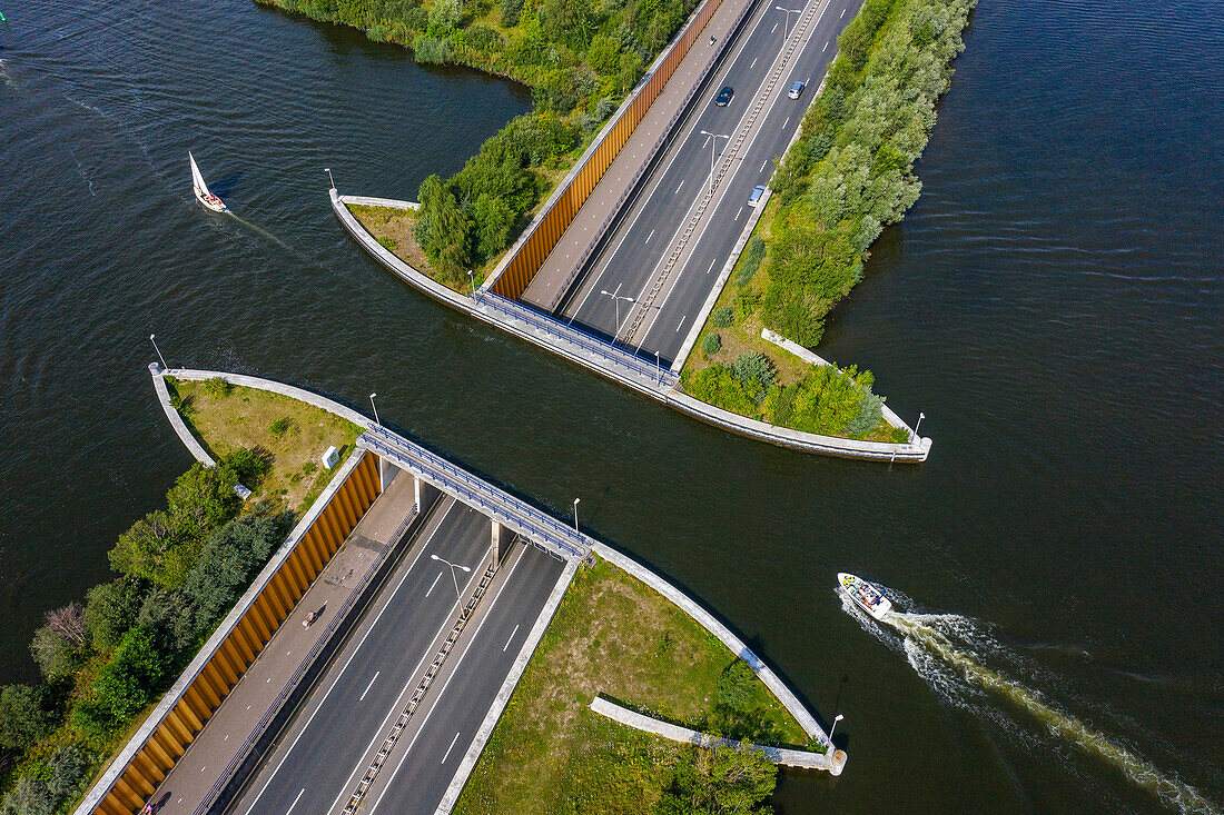 Europa,Niederlande. Harderwijk. Veluwemeer. Bootsbrücke. Aquädukt Wasserbrücke