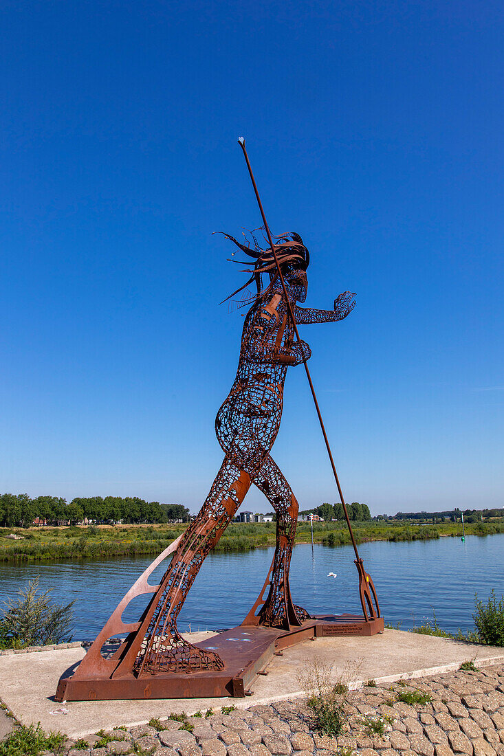 Europa,Niederländisch. Provinz Limburg. Venlo. Fluss Maas. Friedlicher Krieger“ von Rik van Rijswick