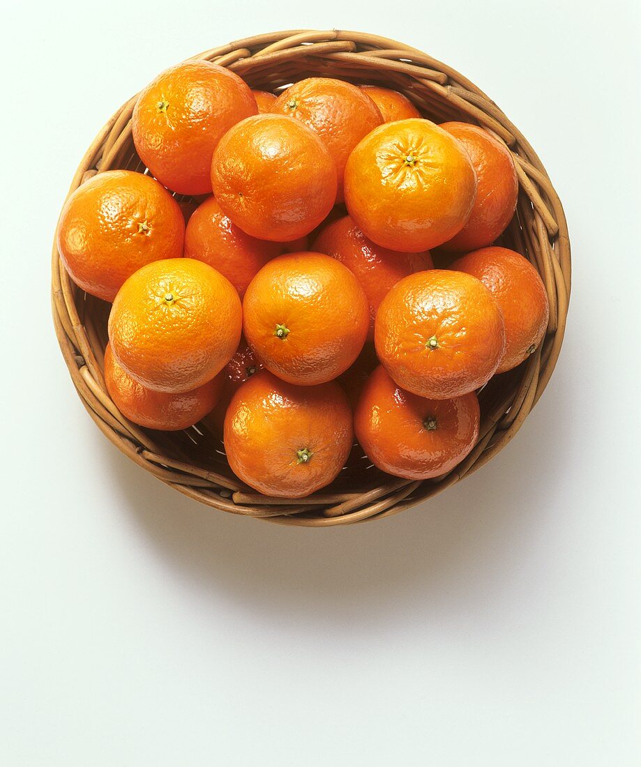 Mandarinen in einer Korbschale