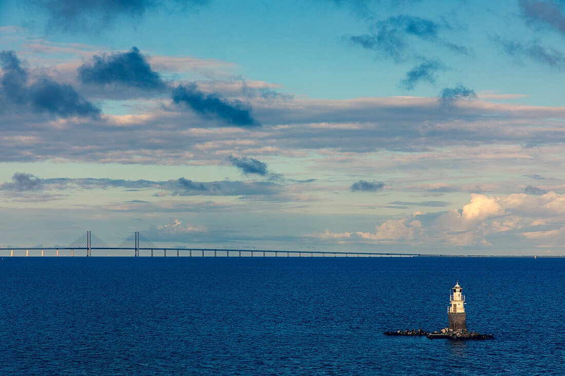 Europa, Skandinavien, Schweden. Skanien. Malmoe. Vaestra Hamnen Leuchtturm.Øresundbrücke