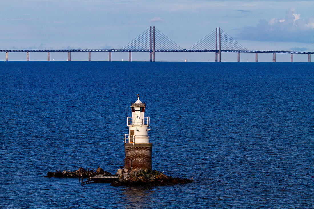 Europe,Scandinavia,Sweden. Skania. Malmoe. Vaestra Hamnen lighthouse.Øresund bridge