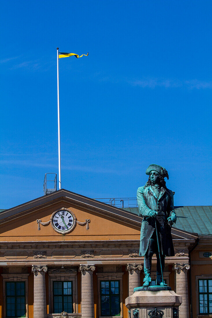 Europa, Skandinavien, Schweden. Karlskrona. Statue des schwedischen Königs Karl XI (1655-1697) auf dem Stortorget-Platz