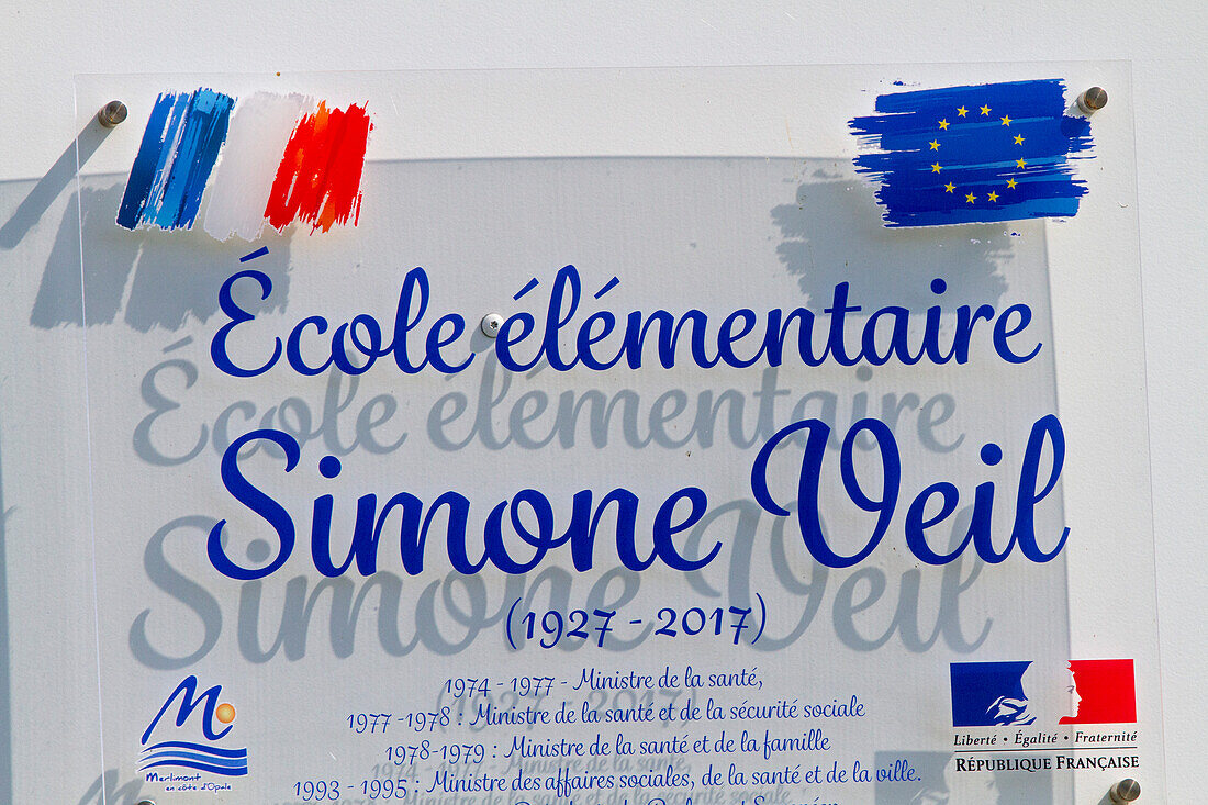 Plaque of a school bearing the name of Simone Veil in Merlimont (62)