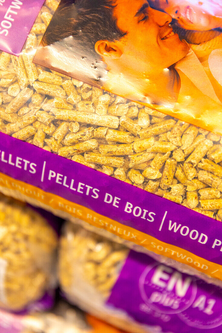 Holzpellets in einem Supermarktregal