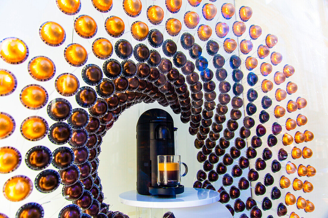 Capsules and coffee machine