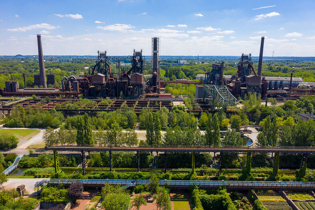 Europa,Deutschland. Nordrhein-Westfalen. Duisburg. Landschaftspark Duisburg-Nord: Landschaftspark Duisburg-Nord,gebaut auf einer Industriebrache im Stadtteil Meiderich-Beeck