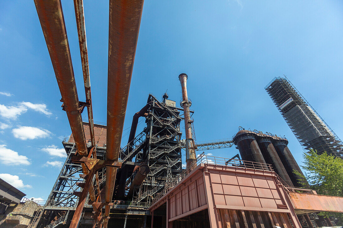 Europa,Deutschland. Nordrhein-Westfalen. Duisburg. Landschaftspark Duisburg-Nord: Landschaftspark Duisburg-Nord,gebaut auf einer Industriebrache im Stadtteil Meiderich-Beeck