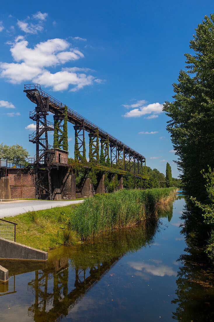 Europa,Deutschland. Nordrhein-Westfalen. Duisburg. Landschaftspark Duisburg-Nord: Landschaftspark Duisburg-Nord,gebaut auf einer Industriebrache im Stadtteil Meiderich-Beeck