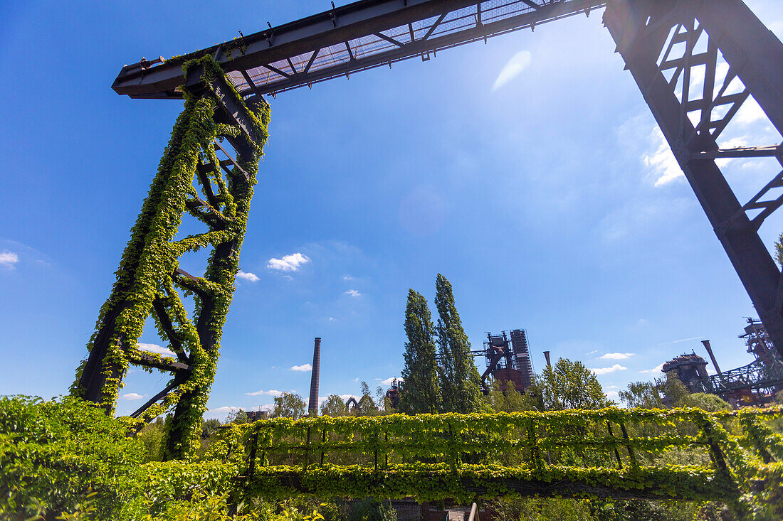 Europa,Deutschland. Nordrhein-Westfalen. Duisburg. Landschaftspark Duisburg-Nord: Landschaftspark Duisburg-Nord,gebaut auf einer Industriebrache im Stadtteil Meiderich-Beeck