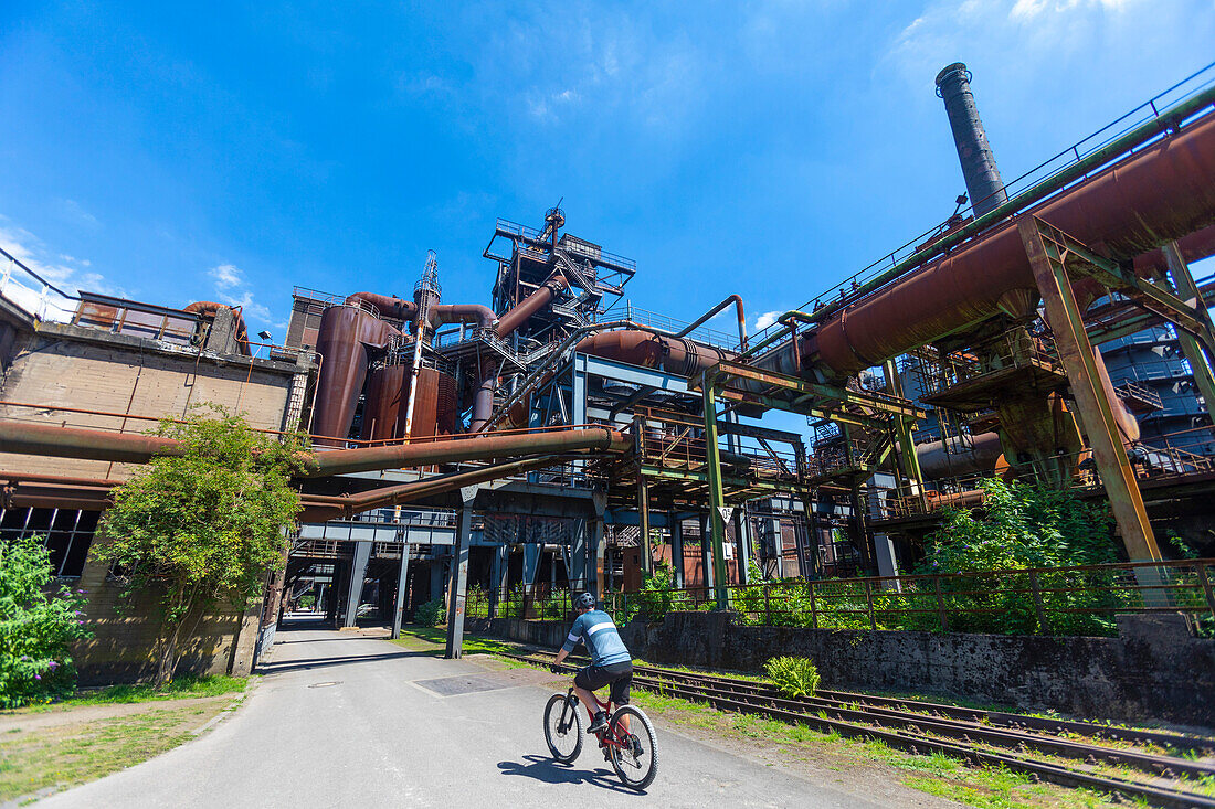 Europa,Deutschland. Nordrhein-Westfalen. Duisburg. Landschaftspark Duisburg-Nord: Landschaftspark Duisburg-Nord,gebaut auf einer Industriebrache im Stadtteil Meiderich-Beeck