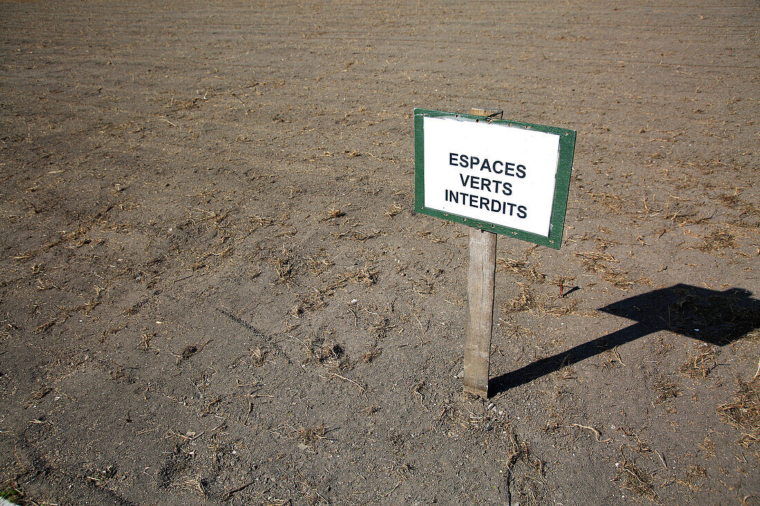 Lawn ground. No green spaces sign