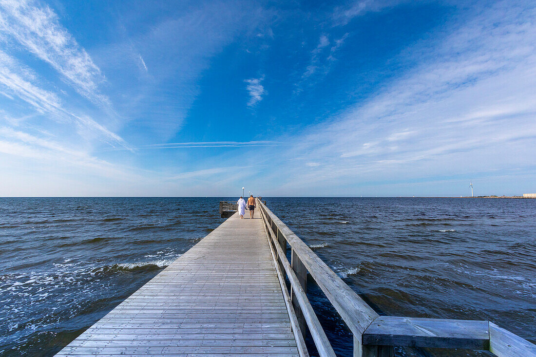 Europa,Skandinavien,Schweden. Landkreis Halland. Falkenberg. Morgenschwimmen auf der Seebrücke