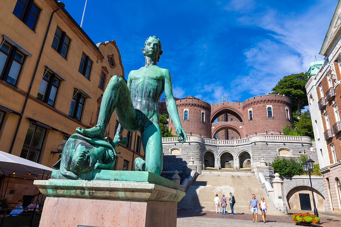 Europa,Skandinavien,Schweden. Schonen. Helsingborg. Kaernan oder Kernen, mittelalterlicher Turm der Helsingborger Festung. Statue von David, dem Riesentöter