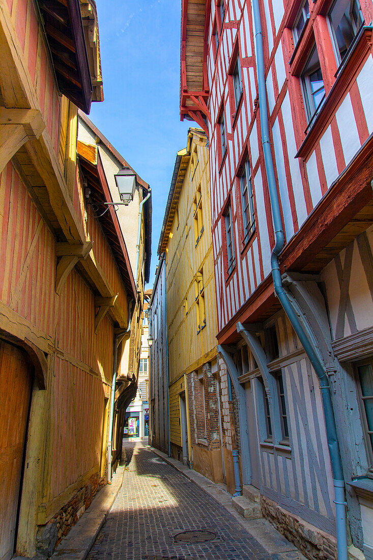 Frankreich,Grand Est,Aube,Troyes. Fassade eines Fachwerkhauses im Stadtzentrum. Enge Gasse