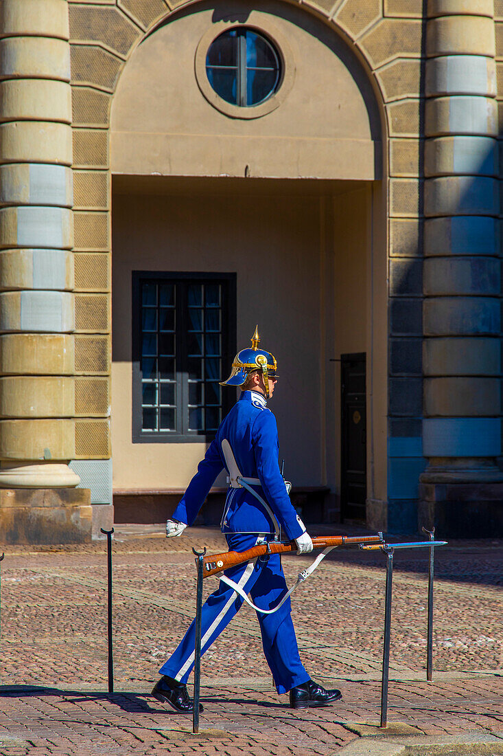 Europa,Skandinavien,Schweden. Stockholm. Stadtteil Gamla Stan. Königlicher Palast. Schwedische Wache in blauer Uniform