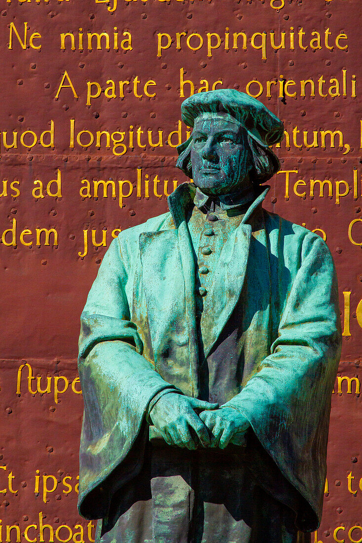 Europa,Skandinavien,Schweden. Stockholm. Stadtteil Gamla Stan. Statue des Schriftstellers Olaus Petri von Theodor Lundberg. Storkyrkan-Kathedrale