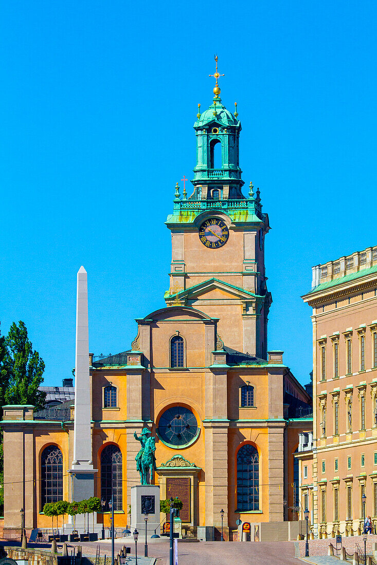 Europa,Skandinavien,Schweden. Stockholm. Statue von Karl XIV. John am Slussplan. Stadtteil Gamla Stan. Die Kathedrale Storkyrkan. Königlicher Palast