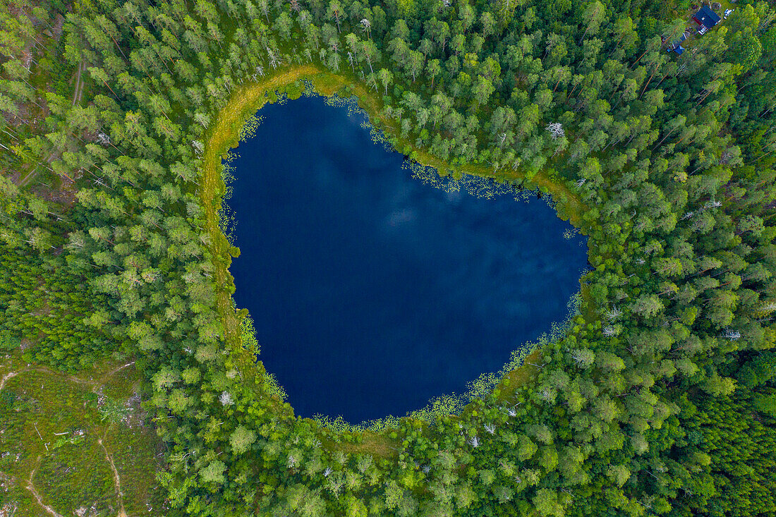 Europa,Skandinavien,Schweden. Herzförmiger See (natürliche Form, nicht retuschiert)