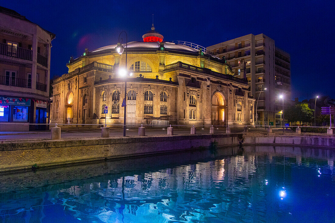 Frankreich, Grand Est, Aube, Troyes. Champagner-Becken und Theater zur blauen Stunde.