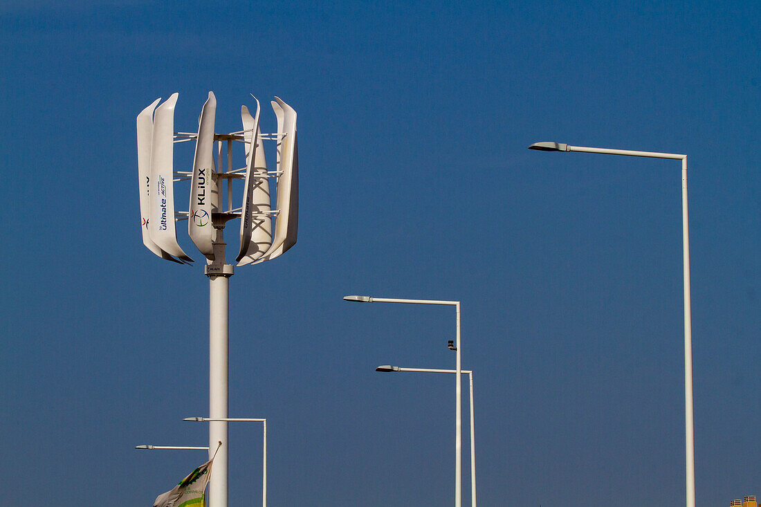 Vertical axis wind turbine