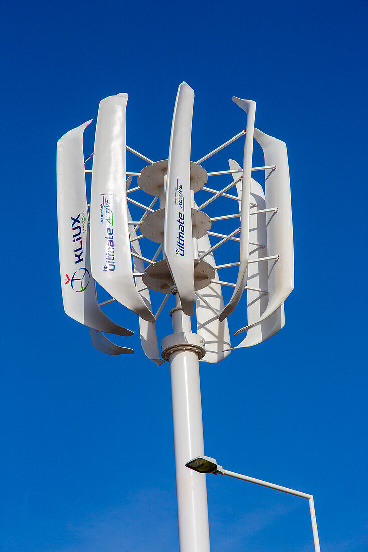 Vertical axis wind turbine