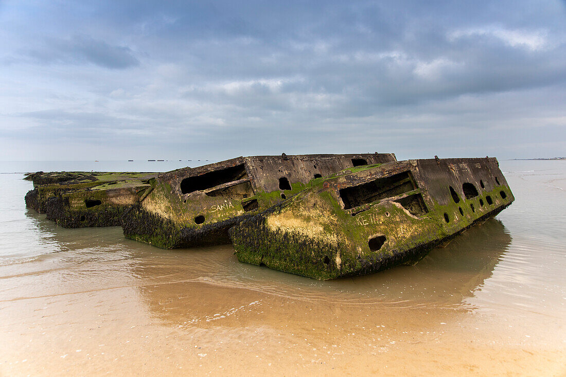 Frankreich, Normandie, Arromanches-les-Bains, Basse-Normandie, Calvados. Der Maulbeerhafen. Der künstliche Hafen von Arromanches