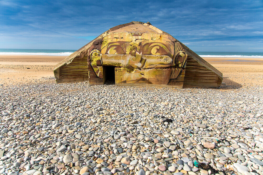 Frankreich,Manche,Cotentin. Straßenkunst am Blockhaus. Strand von Biville