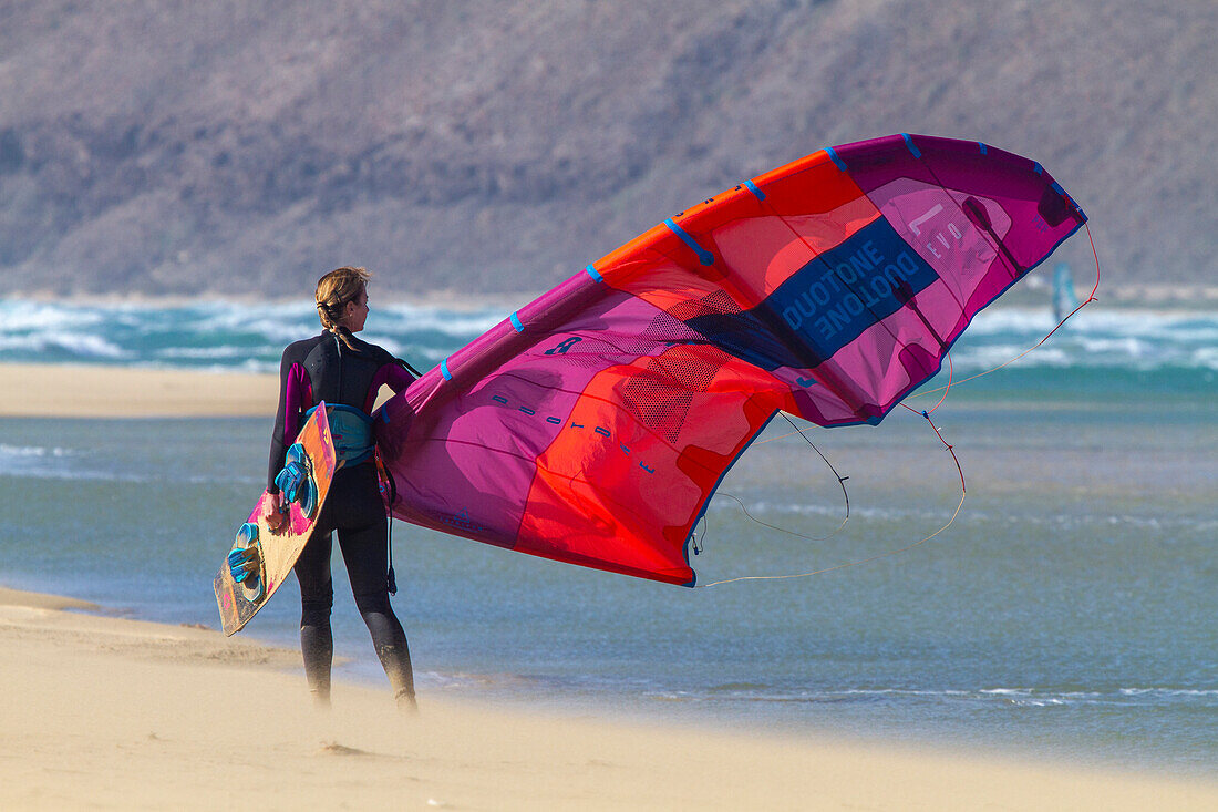 Europa,Spanien,Canaria,Fuerteventura. Strand von Sotavento. Frau beim Kitesurfen