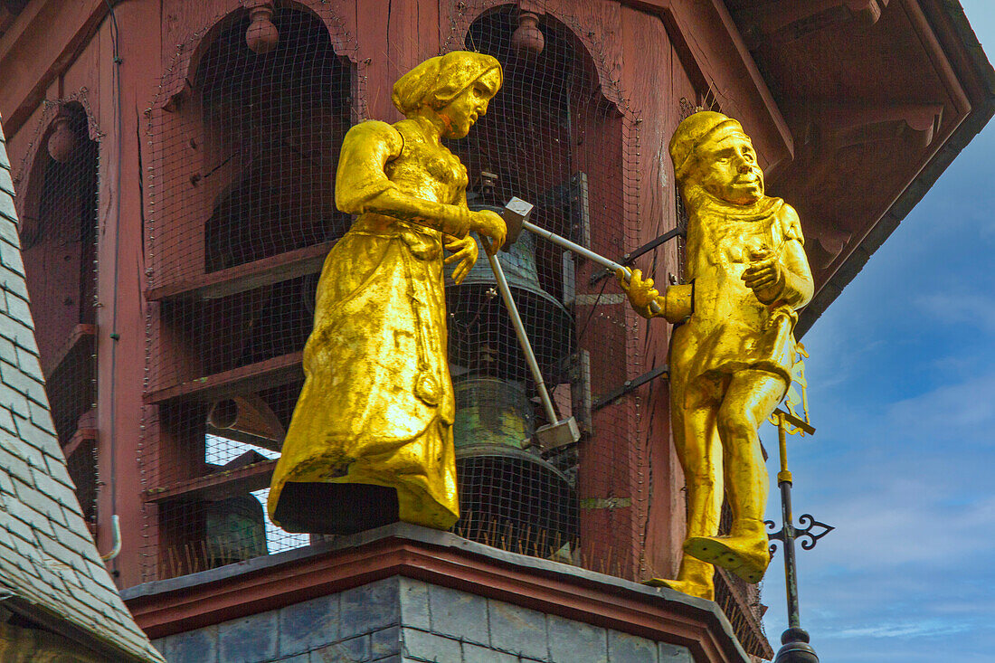 Europa,Belgien,Kortrijk,Provinz Westflandern. Der Glockenturm auf dem Grand Place