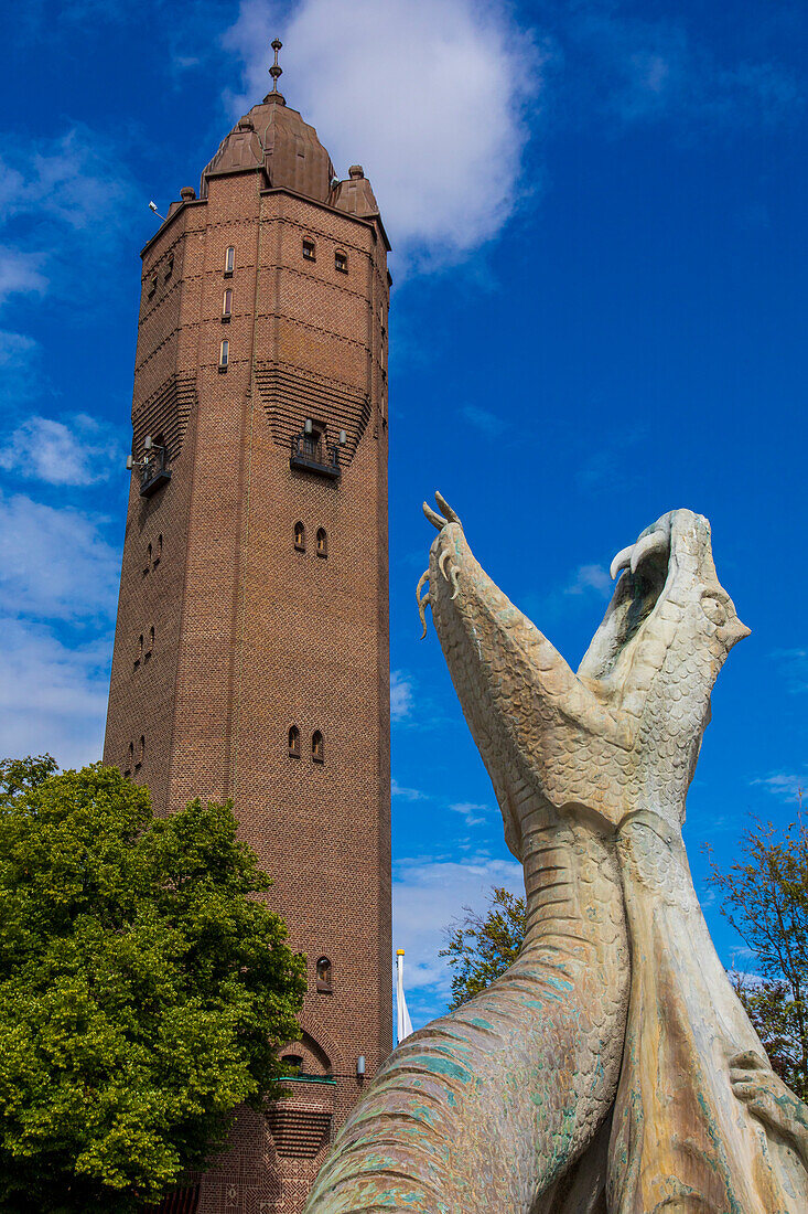 Europa,Skandinavien,Schweden.. Schonen. Trelleborg. Brunnenfigur Seeschlange von Axel Ebbe am Stortorget. Im Hintergrund, der Wasserturm von 1912, Architekt Ivar Tengbom