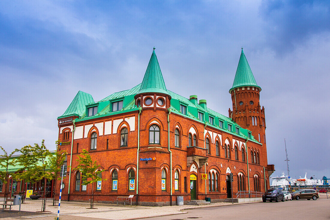 Europa,Skandinavien,Schweden.. Schonen. Trelleborg. Der Hauptbahnhof neben der Anlegestelle für die Fähre nach Deutschland.