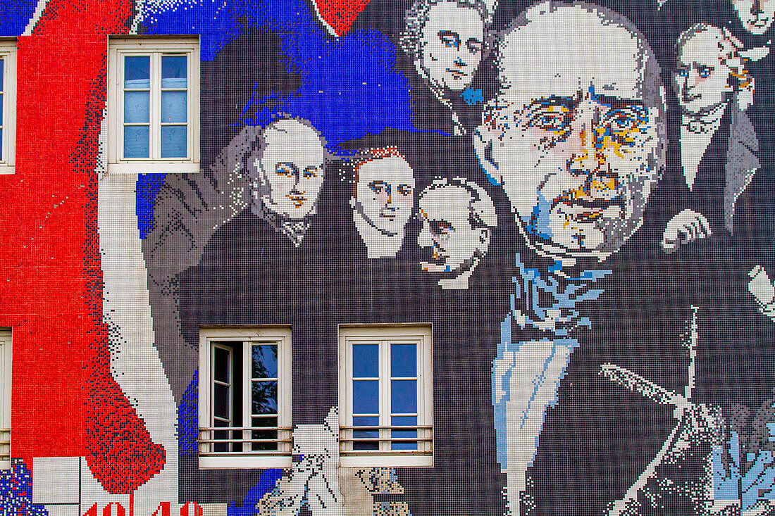 France,Saone-et-Loire,Mâcon. Street Art,Lamartine. Statue on the roof of the town hall