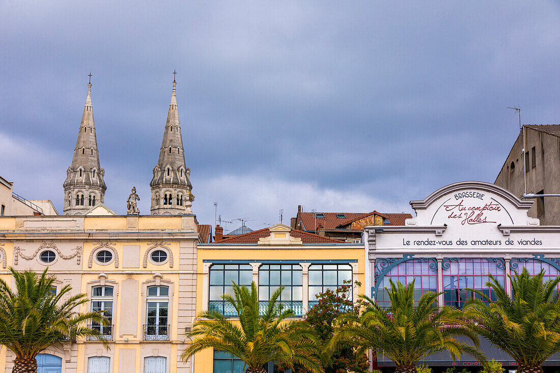 France,Saone-et-Loire,Mâcon. Statue on the roof of the town hall