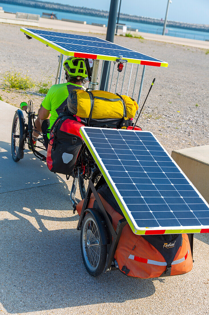 Traveler with tricycle with trailer equipped with solar panels