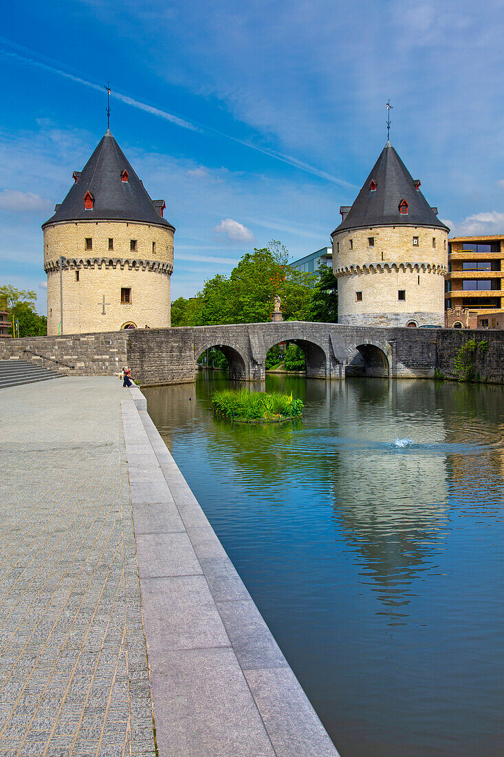 Europa,Belgien,Kortrijk,Provinz Westflandern. Turm De Broel. Fluss Lys