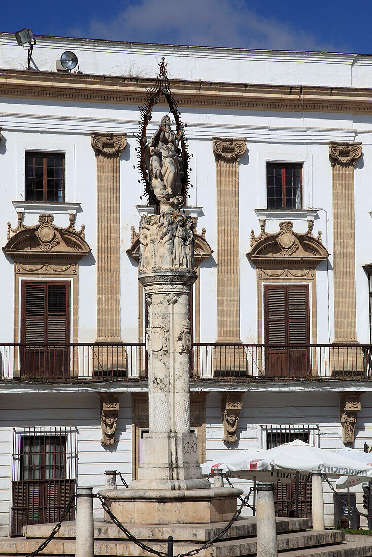 Spain,Andalusia,Jerez de la Frontera,street scene,statue,architecture