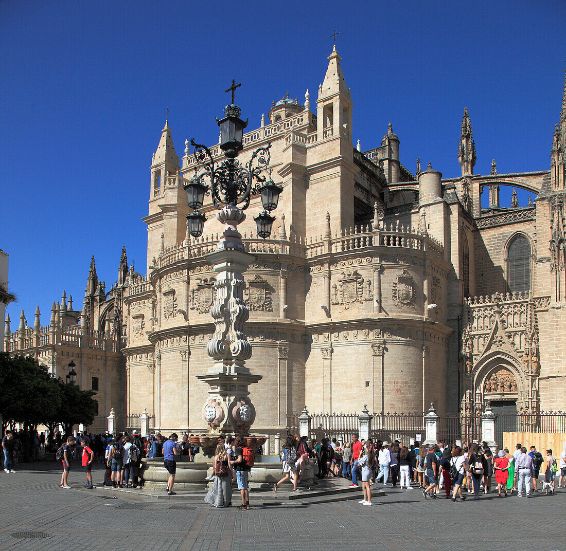 Spanien,Andalusien,Sevilla,Kathedrale,Springbrunnen,Plaza Virgen de los Reyes,Menschen