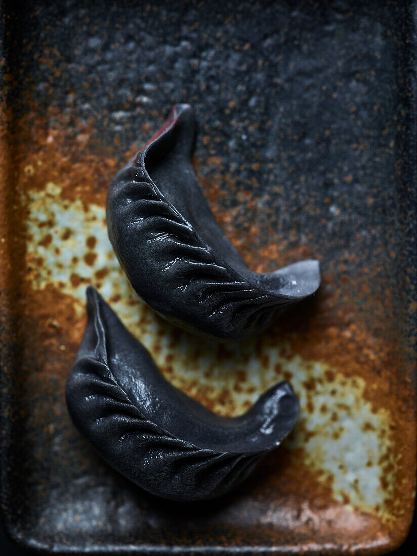 Gedämpfte schwarze Gyozas