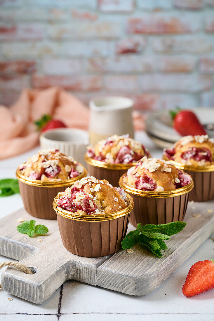 Oat muffins with strawberries