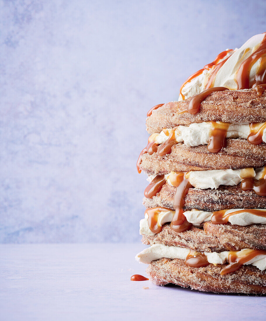 Churro-Kuchen mit Sahne und Karamell