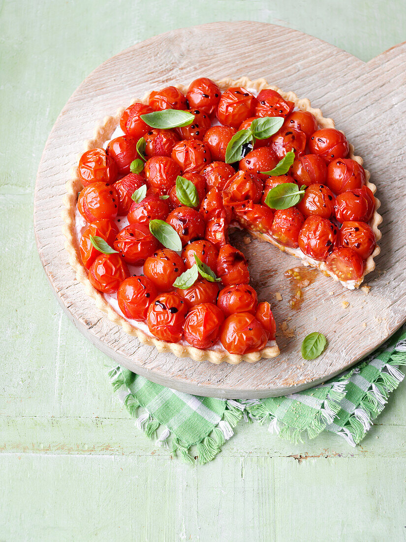 Tomatentarte mit Basilikum