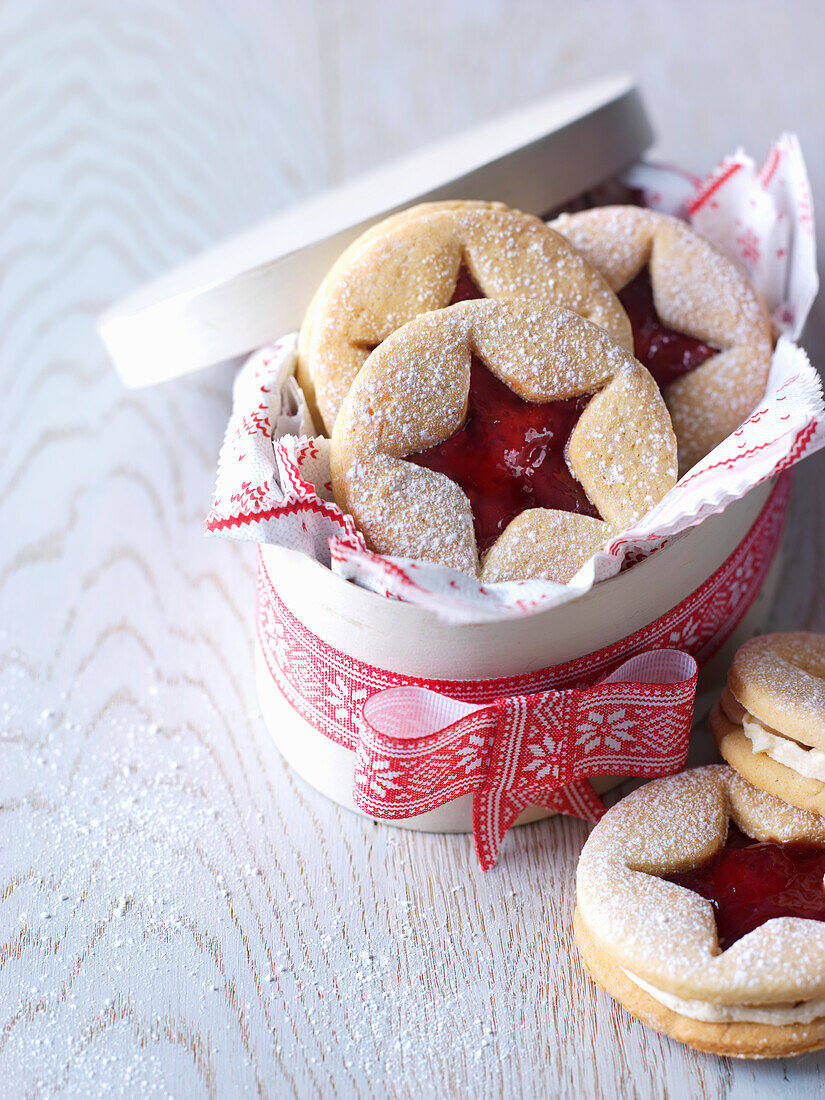 Weihnachtsplätzchen mit Marmeladenfüllung