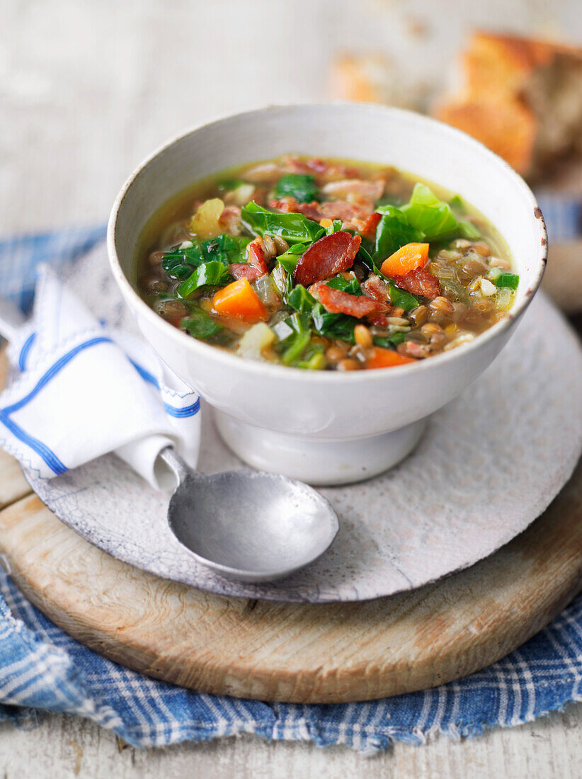 Linsensuppe mit Möhren, Kohl und Speck